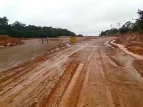 NO SEGUNDO DIA DA OPERAÇÃO TRANSAMAZÔNICA, ENGENHARIA MILITAR COMEÇA A  PALMILHAR A BR-230