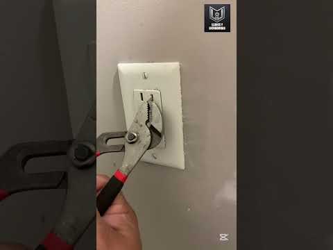 Vamos a quitar esa patica del enchufe que se quedó incrustada en el toma corriente. #viralvideo