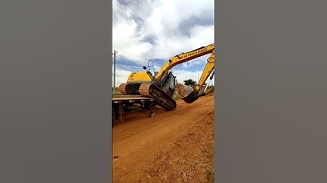 Masterful Excavator Loading: Expert Techniques for Trailer Transport #shorts #machines