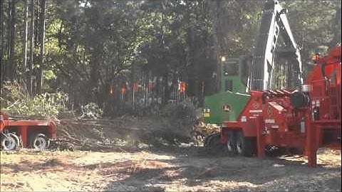 John Deere 2154 loading Morbark Chipper.wmv