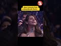 When Gauri Khan Was Seeing Shah Rukh Khan And Priyanka Get Cosy On Stage #srk #priyanka