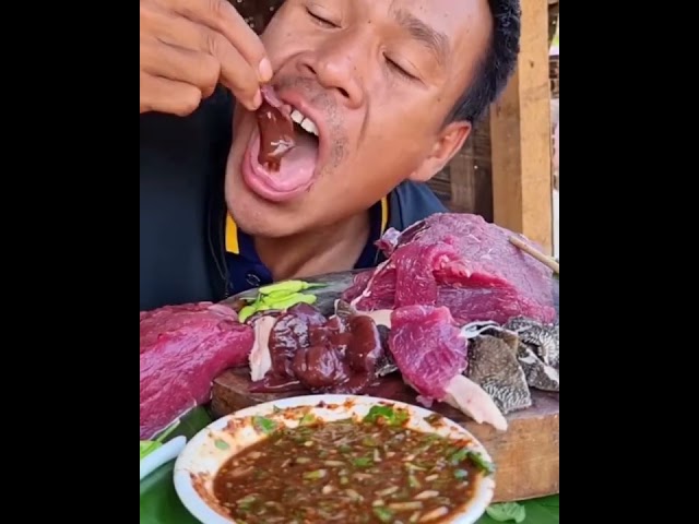 Orang Thailand Mukbang Jeroan Sama Daging Mentah - Apa Ga Cacingan Yah? class=