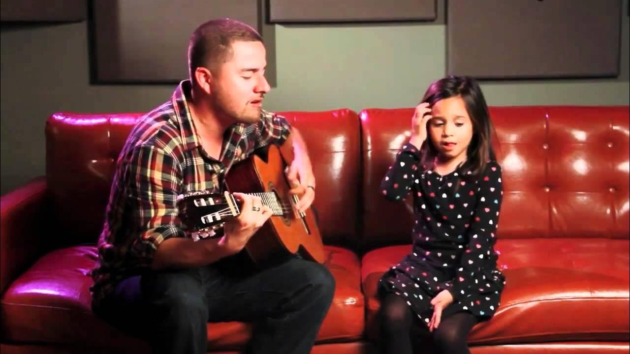 Отец и сын поют. Мама папа на гитаре катя gzсковская. Дети поют про папу фото. Пенья с дочкой. Как поет папа.