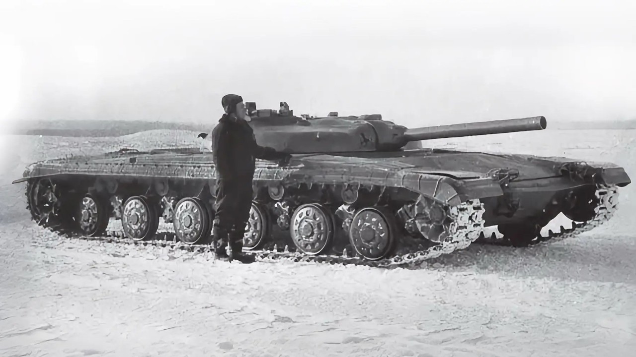 Танк-блинчик с башней в башне и ниже человека