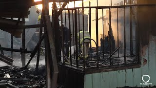 Incêndio destrói moradia mista na Rua Assis Brasil,...