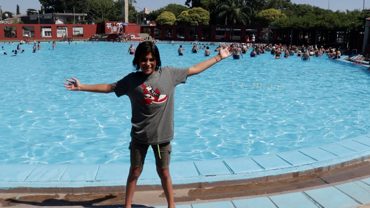 Valentino Merlo y su abuela en el Polideportivo Balneario El Saladillo