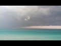 Tormenta en la playa mar azul y cielo grisolas