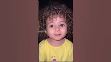 طفلة تقلد أصوات الحيوانات A Girl Imitates Animal Sounds 