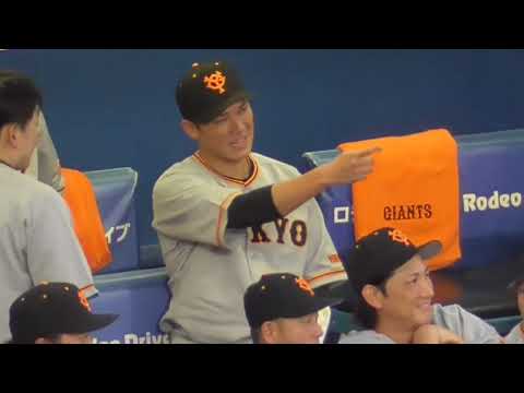 緒方耕一さんとインスタ用のツーショットを撮る坂本勇人