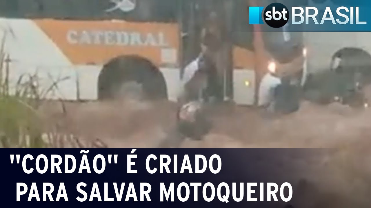 Passageiros de ônibus criam “cordão humano” para salvar motoqueiro | SBT Brasil (22/09/22)