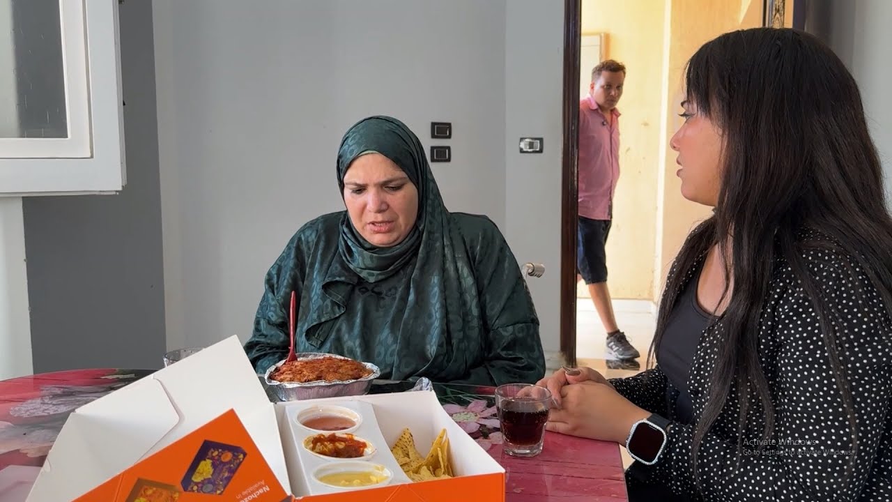 عزم امه واستخبى عشان يشوف زوجته هتاكلها اى واتفاجئ ! فطلقها فورا