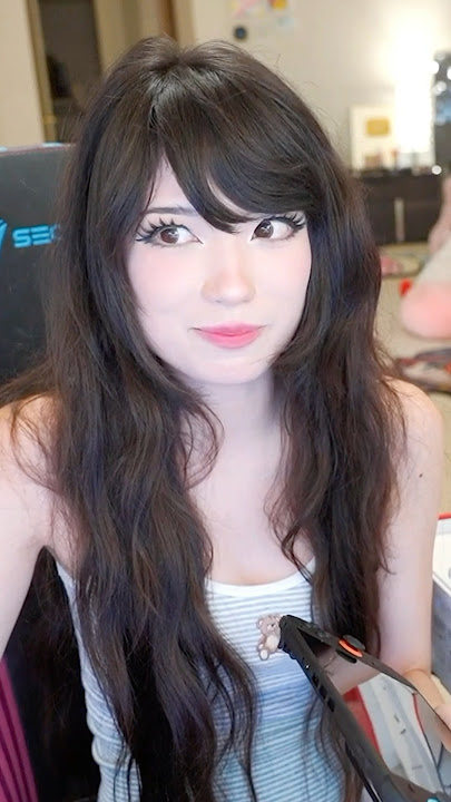 Emiru Forgot to Close Her Tabs 😭