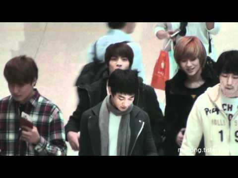[fancam] Jonghyun Sharing Earphone with Taem @ Incheon Airport 101121