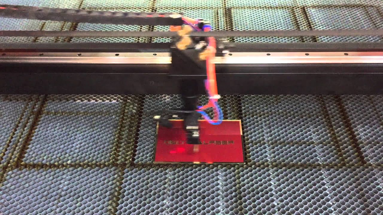 Gravator laser Deltalaser DL1290 - Gravură pe alamă vopsită - YouTube