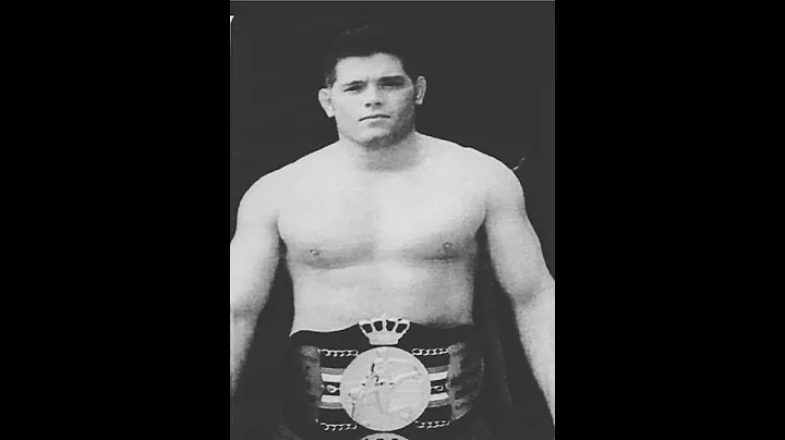 Pro Fighter teaches REAL LIFE Self Defense, no fak...