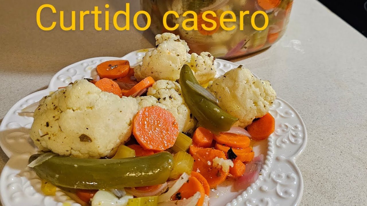 Chiles en vinagre caseros con coliflor y zanahorias,  muy fácil de hacer y deliciosos!