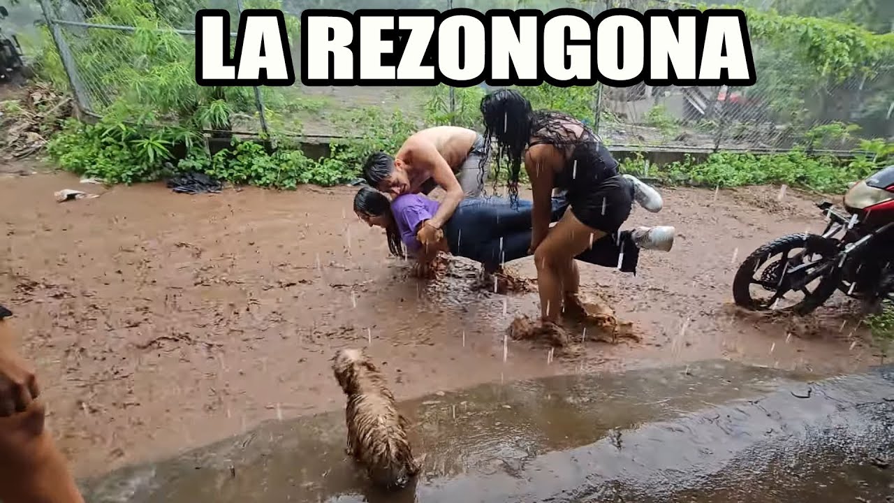 Por rezongona la agarran a la fuerza y la meten al agua.