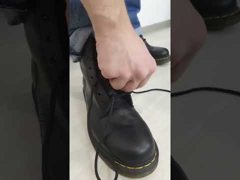 Видео: 3 способа надеть ваши новые ботинки Dr Martens