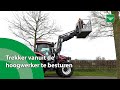 Trekker vanuit de  hoogwerker te besturen