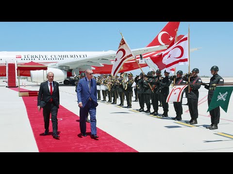 Cumhurbaşkanı Erdoğan, Ercan Havalimanı'nda resmi törenle karşılandı