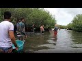 ESA CANTIDAD DE PESCADORES, solo puede significar algo, los peces se dejaban agarrar sin problemas