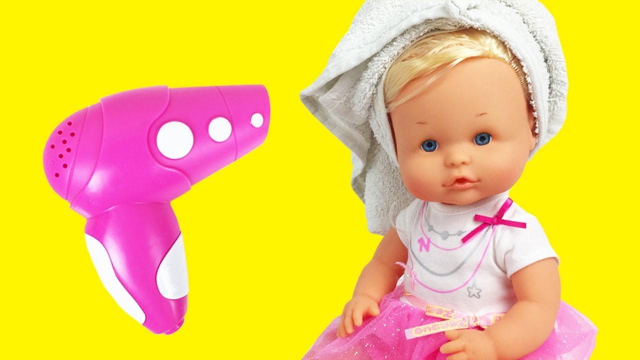 Baby Pop Krijgt Een Knipbeurt Bij De Kapper Poppen Filmpje Voor