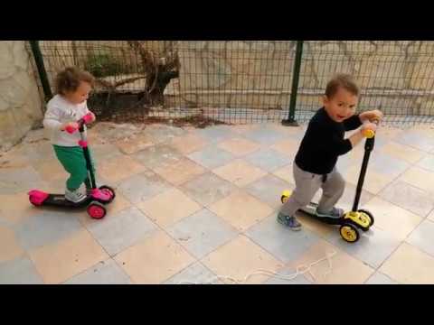 Yumurcak ikizler ilk scooter lariyla bahcede sürüş deneyimleri ,eglenceli video