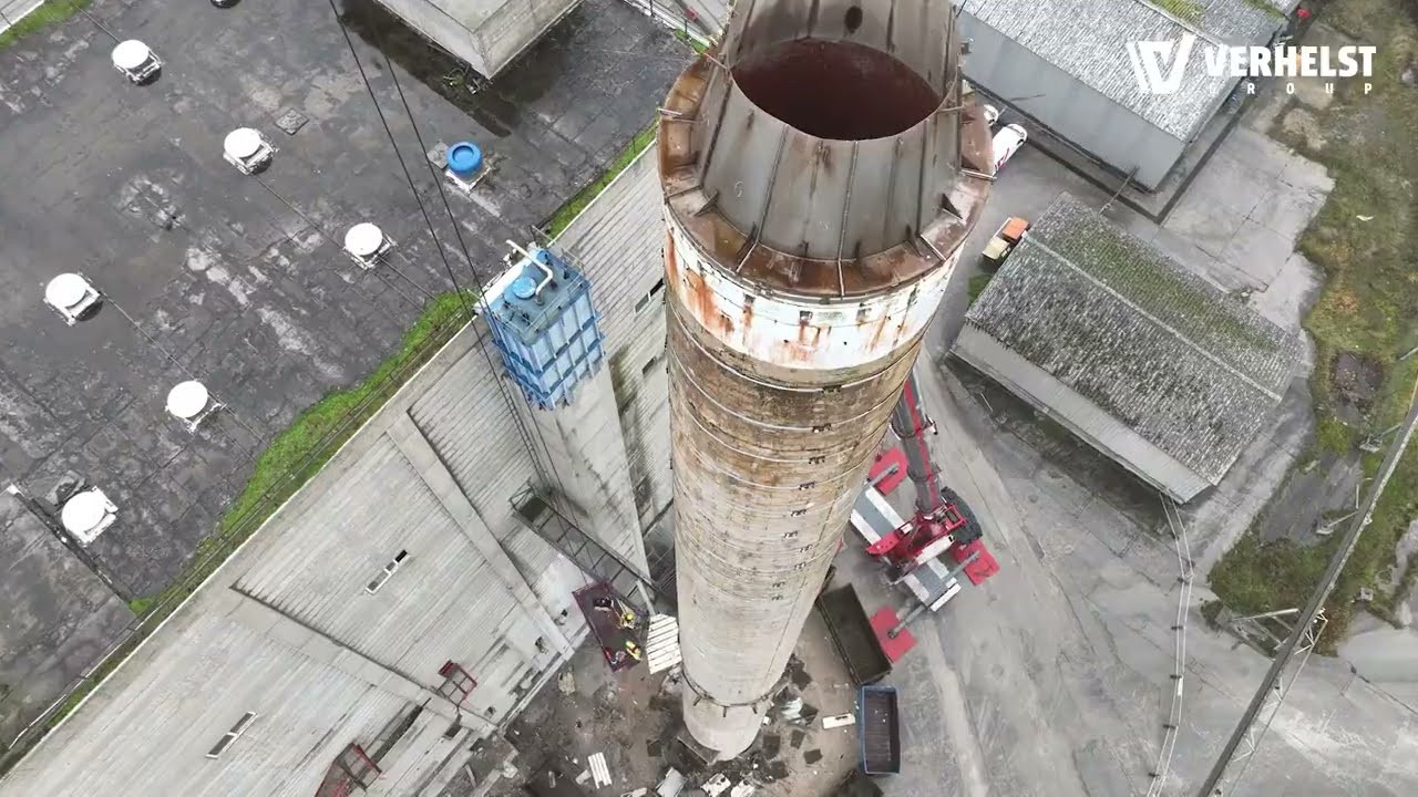 Afbraak van een 70 meter hoge schouw bij cementfabriek in Dannes