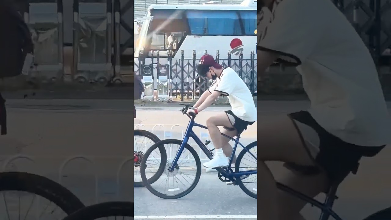 🚴 骑着自行车在风里飞奔的杨洋 Yang Yang racing through the wind on his bike 