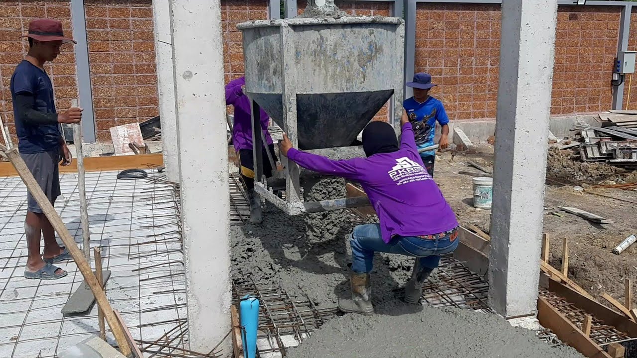 Construction is pouring concrete2022/Sturdy construction .