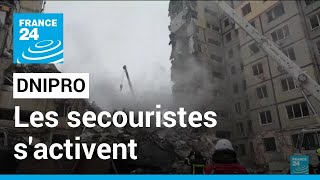 Frappe russe à Dnipro : les secouristes continuent de fouiller les décombres • FRANCE 24