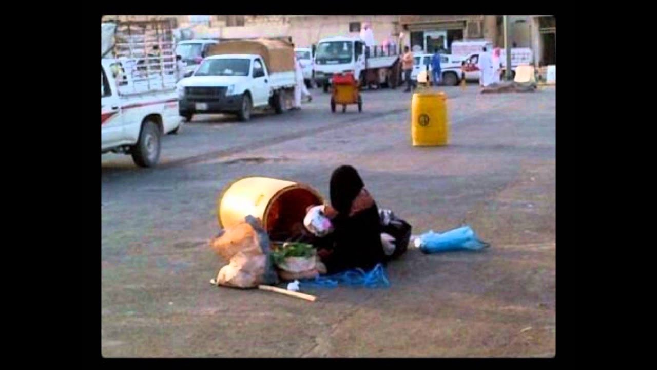 مأساة أم وطفلتها يبحثن عن الرزق فى صناديق قمامة جامعة الدول