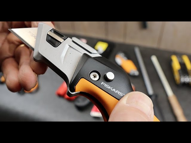 Fiskars PRO 2-Blade Retractable Utility Knife with On Tool Blade Storage in  the Utility Knives department at