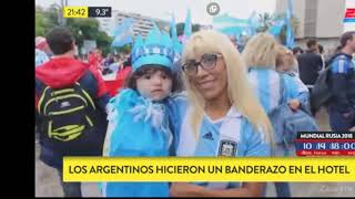 Gran BANDERAZO ARGENTINO en las puertas del HOTEL en BARCELONA