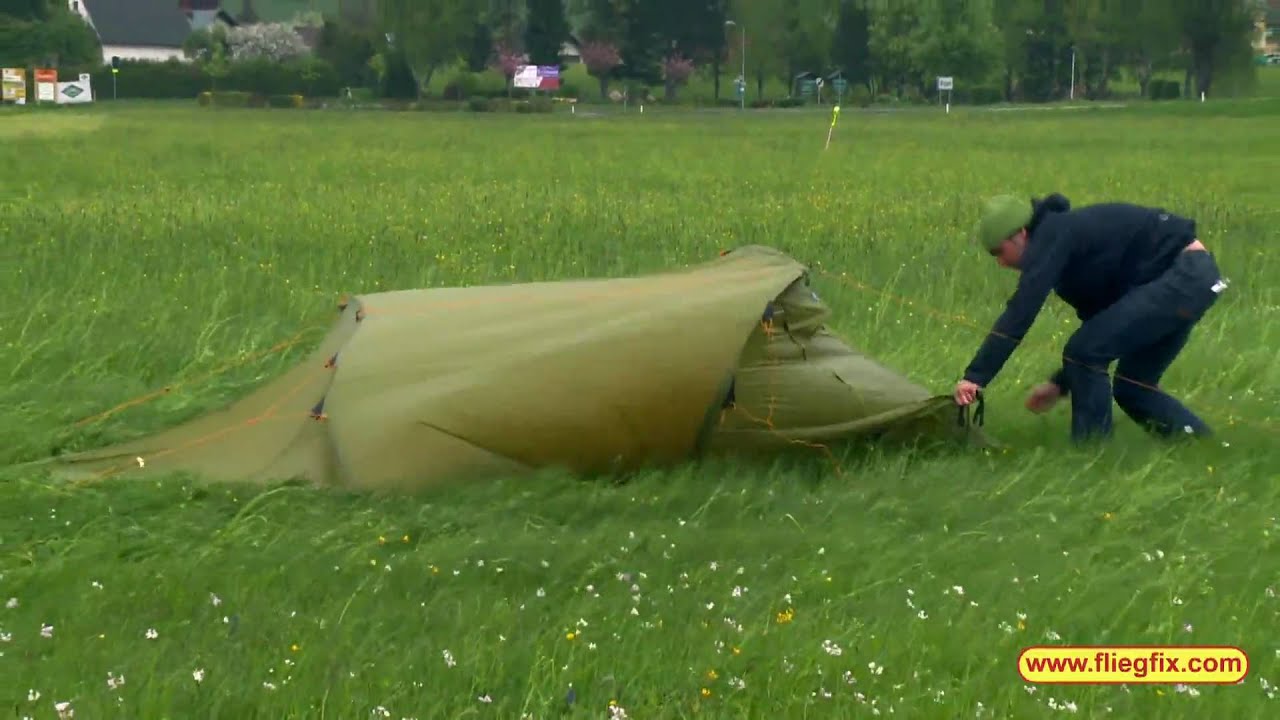 Zeltaufbau im Sturm:  Helsport Fjellheimen