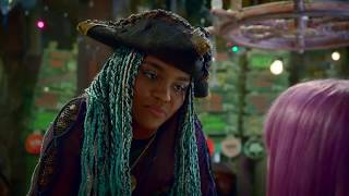 Descendants 2 UMA VS MAL scene 😈