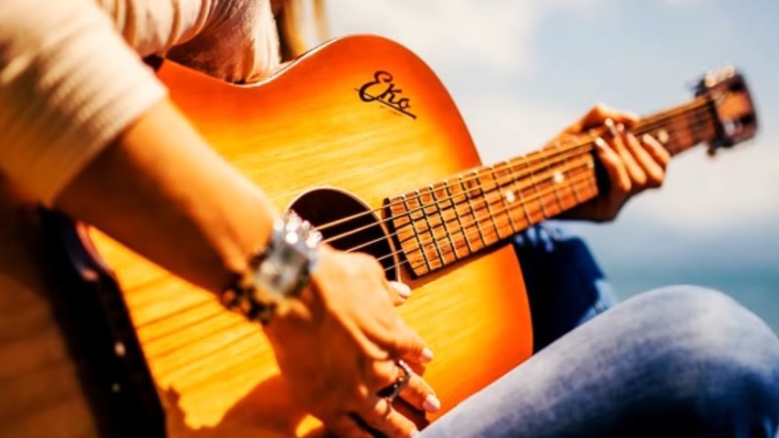 Девочка играет на гитаре. Мужчина с гитарой. Человек с гитарой. Как ухаживать за гитарой акустической. Парень с гитарой на природе.