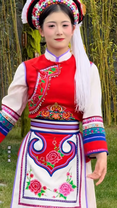 在麗江千古情跳舞的甜妹小鳳排練Xiao Feng, a sweet girl who dances full-time at the Lijiang Eternal Love Dance Studio