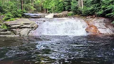 Rasakan Pemandangan Air Terjun yang Tenang yang Dikelilingi oleh Keindahan dan Pesona Alam