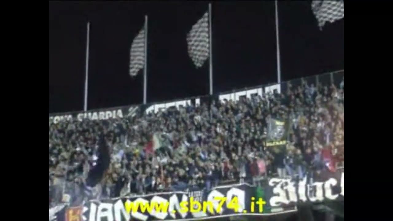 Ascoli - Catania 2003/2004 ultras Ascoli - tifo curva sud in azione - amarcord