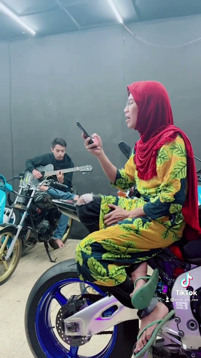 Emak gila nyanyi