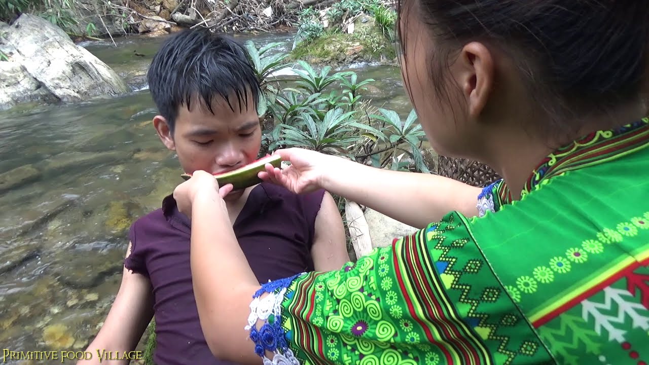 Survival skills: Primitive life in forest find food to survive - Watermelon for eating delicious Survival skills: Primitive life in forest find food to survive - Watermelon for eating delicious