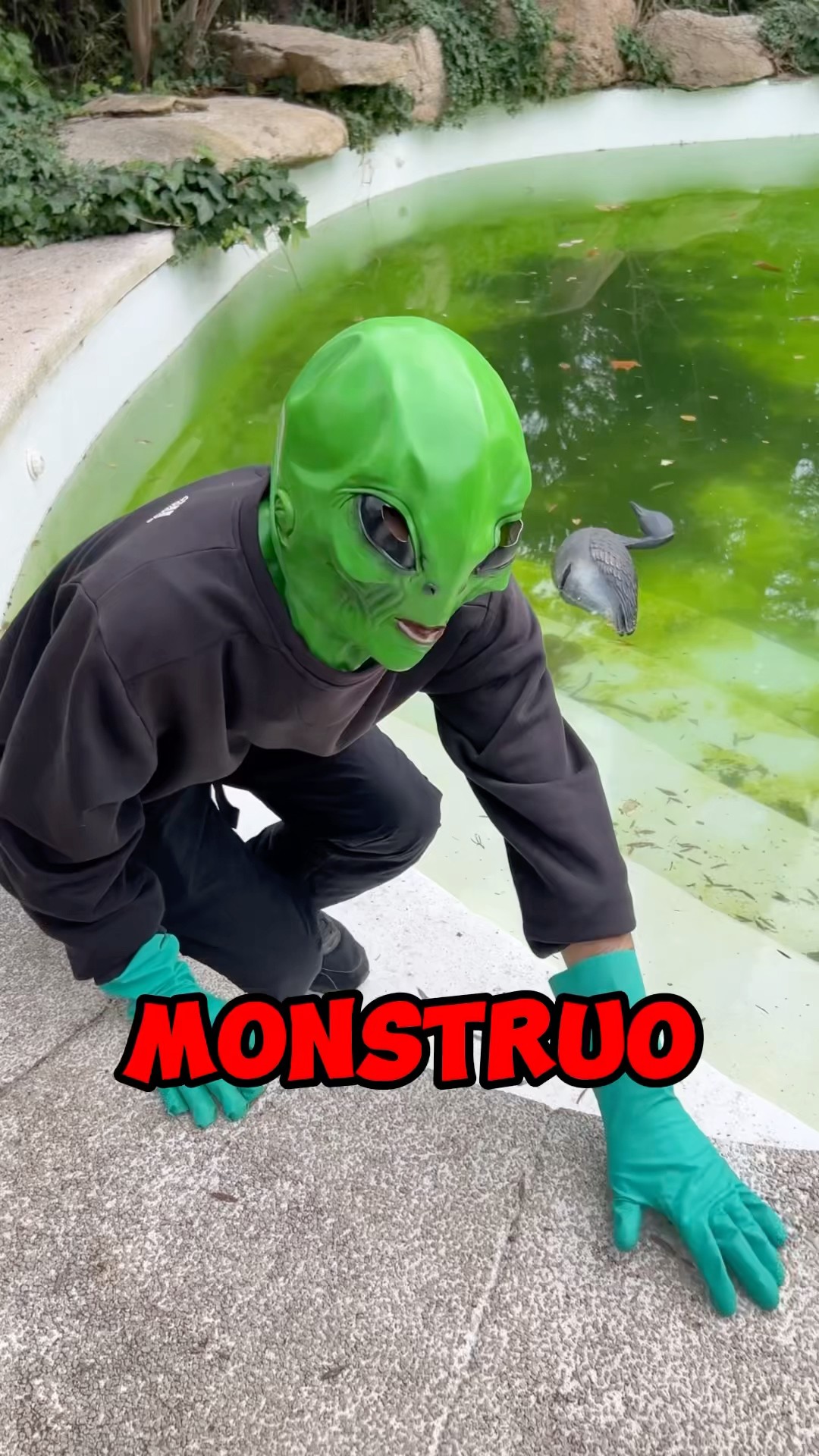 UN MONSTRUO ME ATACA EN LA PISCINA TOXICA!