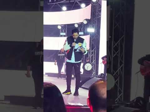 تامر حسني و طلب رسمي من احد الجماهير لايف