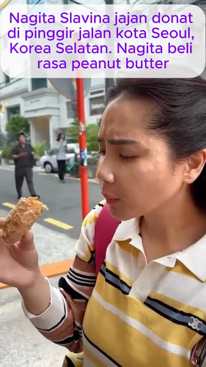 Nagita Slavina jajan donat di jalan kota Seoul, Korea Selatan. Nagita beli rasa peanut butter