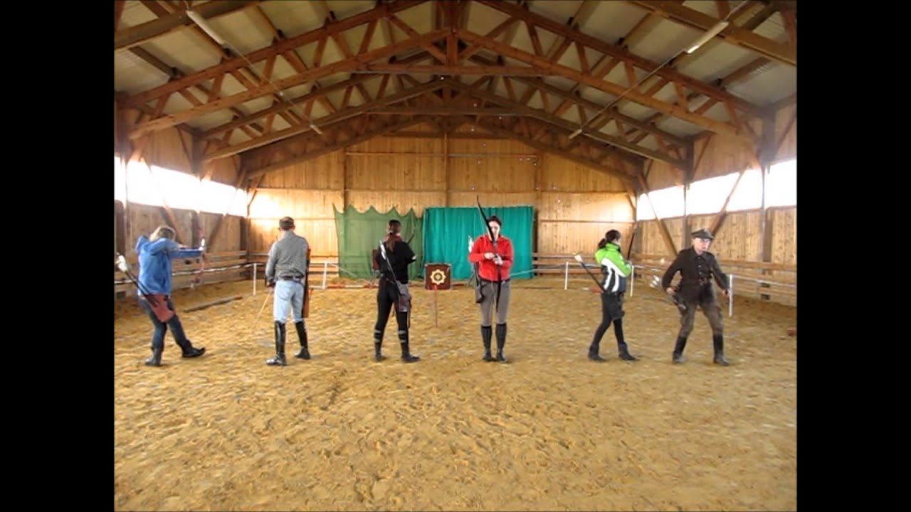 Horseback Archery Classes Show a set of classic exercises with bow