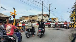 Jalan-jalan ke Banten Lama eeeh Dapet Video di Palang Pintu Kereta Api Stasiun Karangantu...