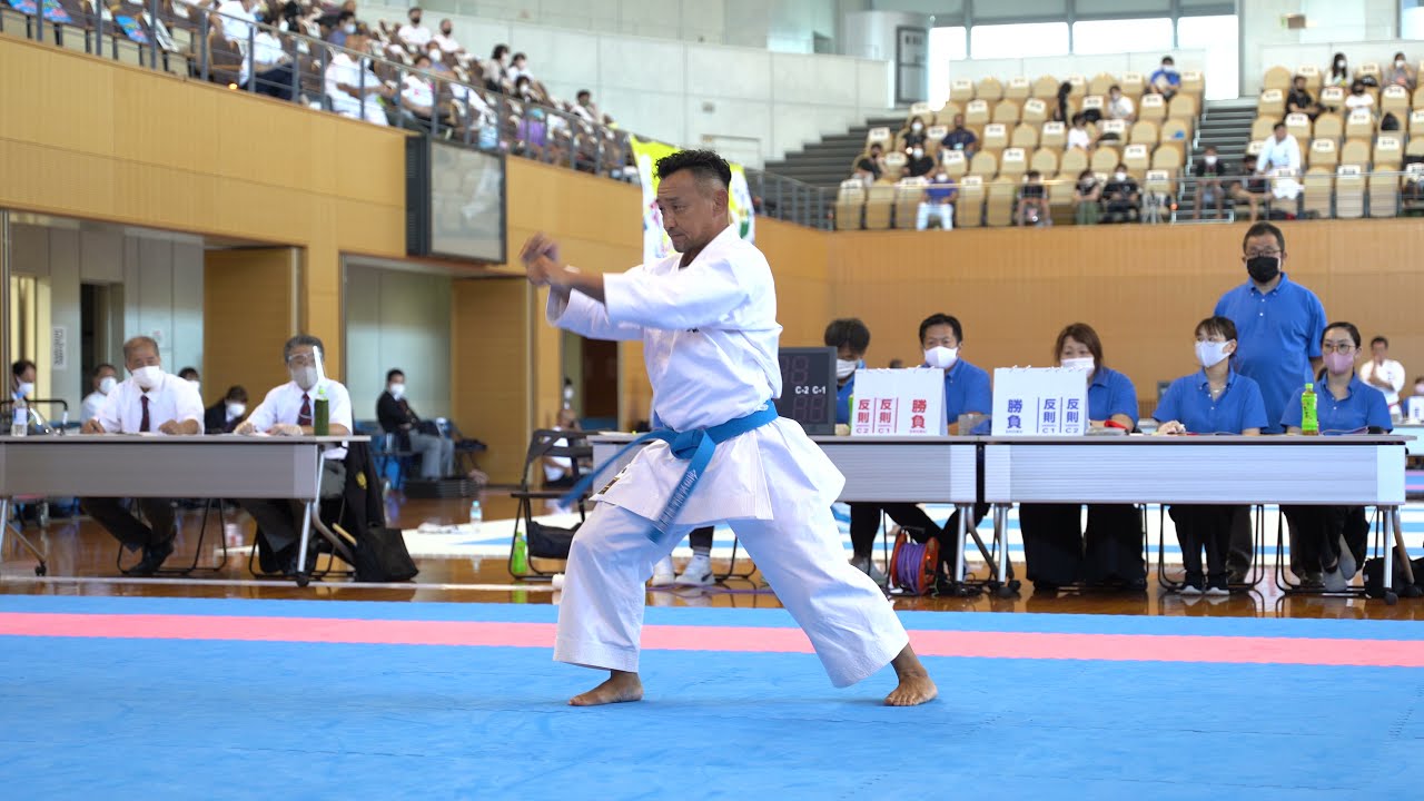第11回スポーツマスターズ関東地区空手道競技会 飛田暁さんによる第一指定形ジオン Youtube
