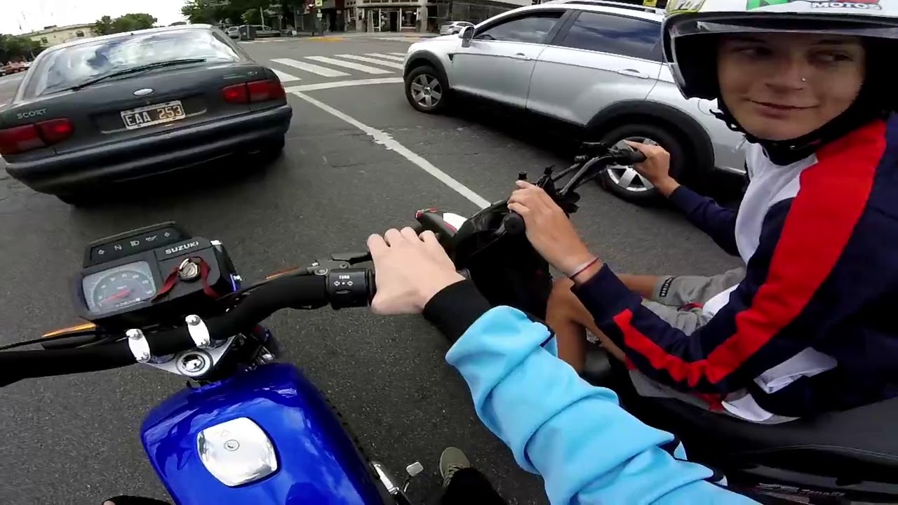 Dando unas vueltas con un amigo AX 100 motovlog