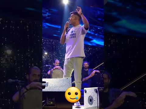 فصيص فيصل على المسرح حزين وموجوع